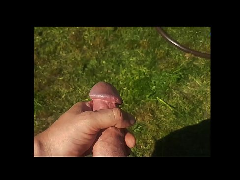 ❤️ Bidh hottie a 'faighinn a pussy pinc fucked agus cums le squirt ann an gàrradh samhraidh ❤❌ Bhidio porn leinn