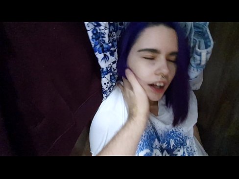 ❤️ Lorg mi mo sis anns a’ chlòsaid agus chuidich i cum ❤❌ Bhidio porn leinn